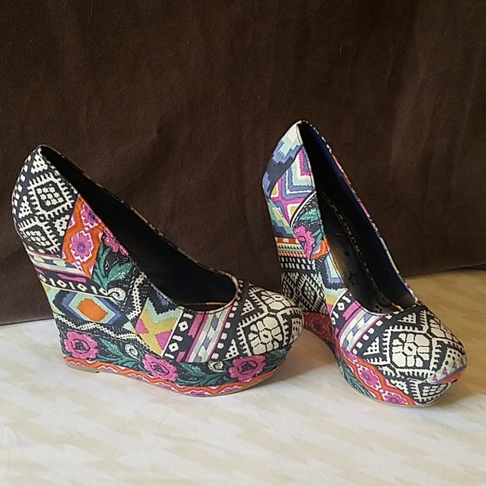 Brash multi-patterned wedges